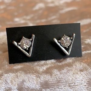 NEW 💗 V-shaped Bling Silver Stud earrings